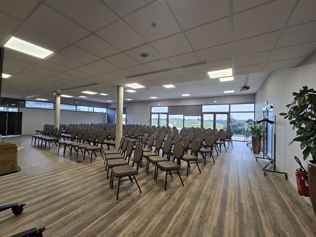 photo d'une salle du Golf de Roissy en configuration conférence, plénière, à découvrir
