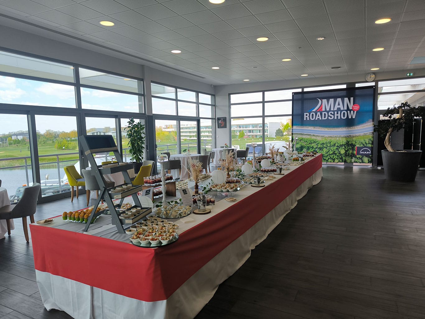 photo d'un buffet dressé pour un cocktail d'entreprise, avec vue sur le Golf de Roissy, lieu séminaire Ile de France