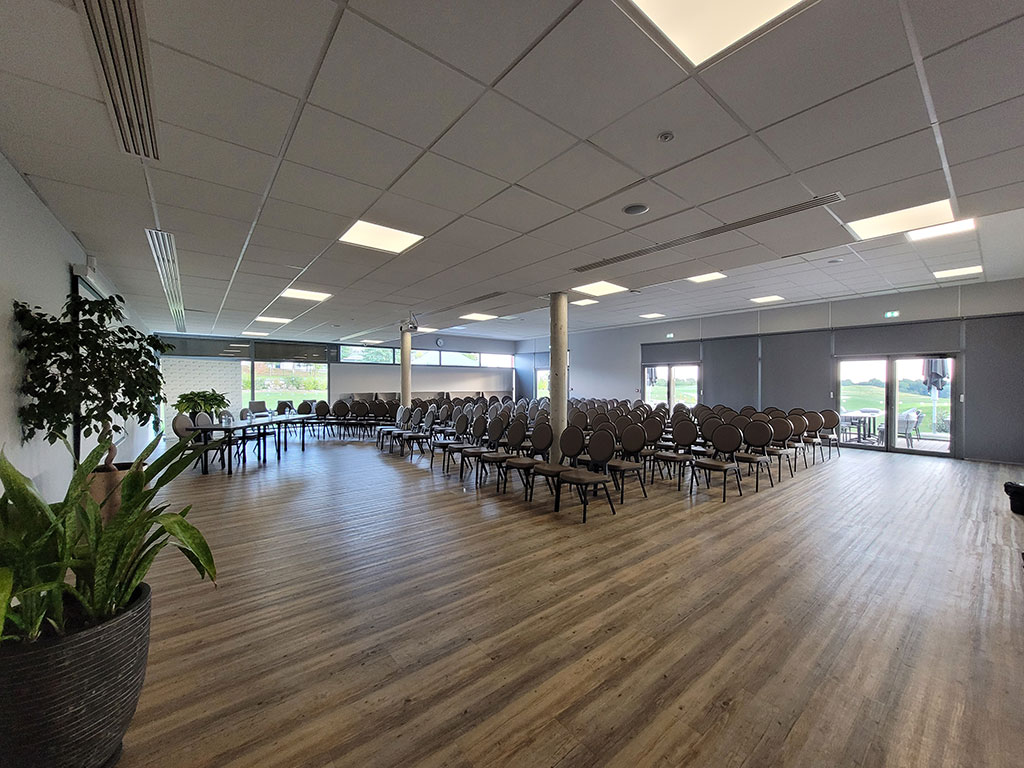photo d'une des salles du Golf international de Roissy dressé en conférence, exemple de convention rentrée entreprise, proche de Paris