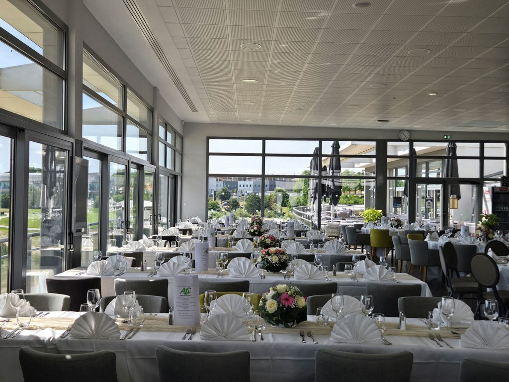 photo d'une salle de fête dressée, Soirée de fin d’année entreprise au Golf de Roissy