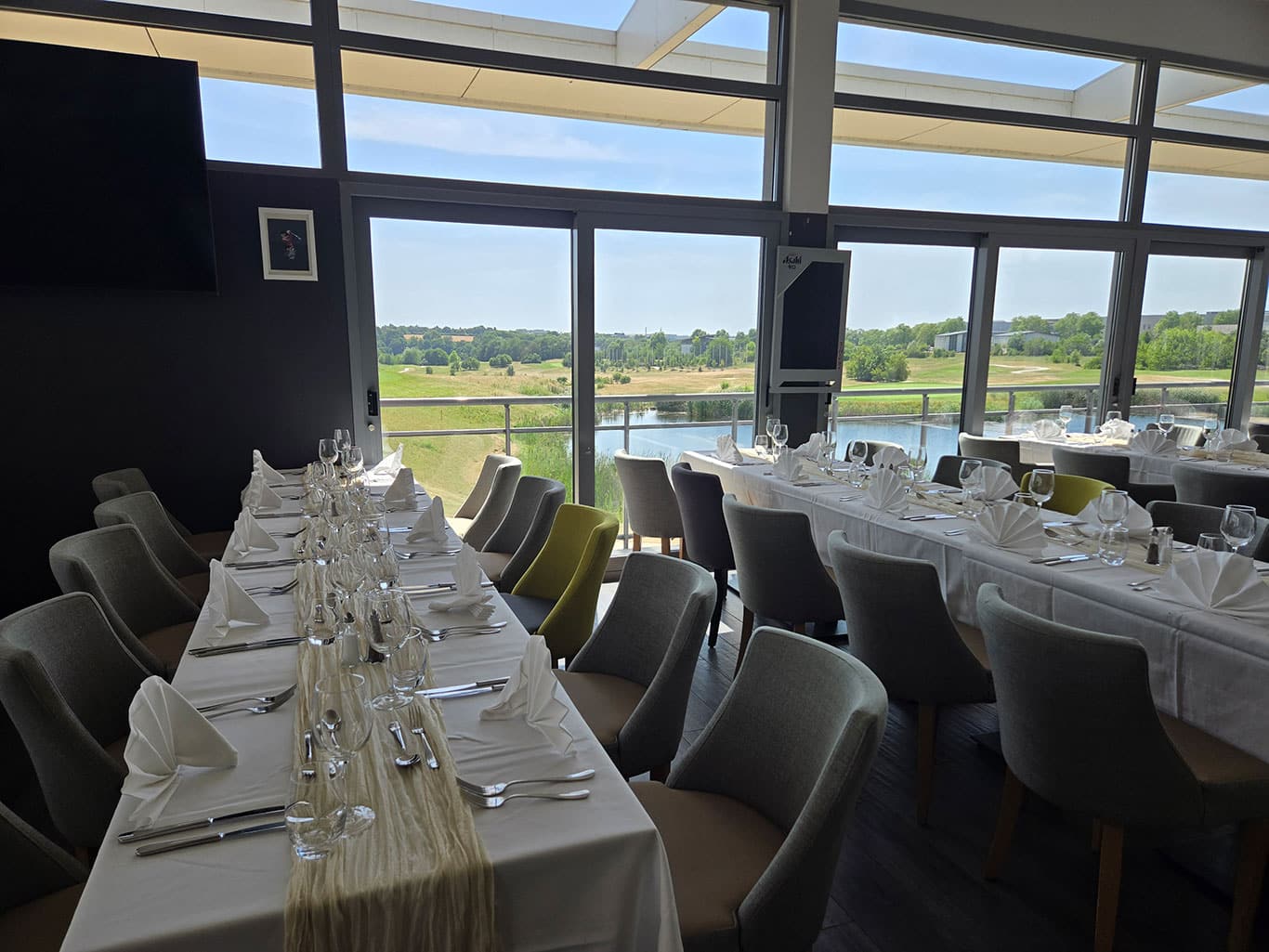 Soirée de fin d'année entreprise au Golf de Roissy ? Un choix original, avec des salles avec vue sur le golf
