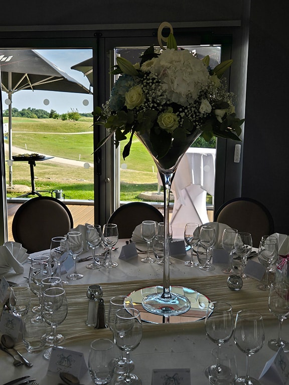 photo d'une table de fête dressée au Golf international de Roissy, un bel écrin pour une soirée de fin d'année d'entreprise